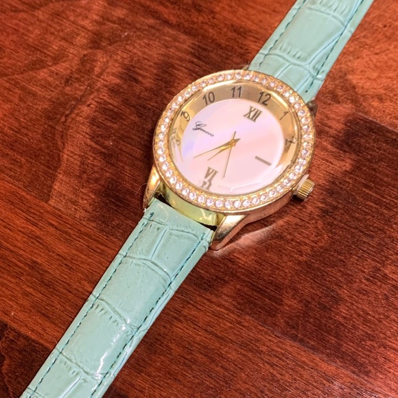 Women’s fashion watch - Picture 1 of 2